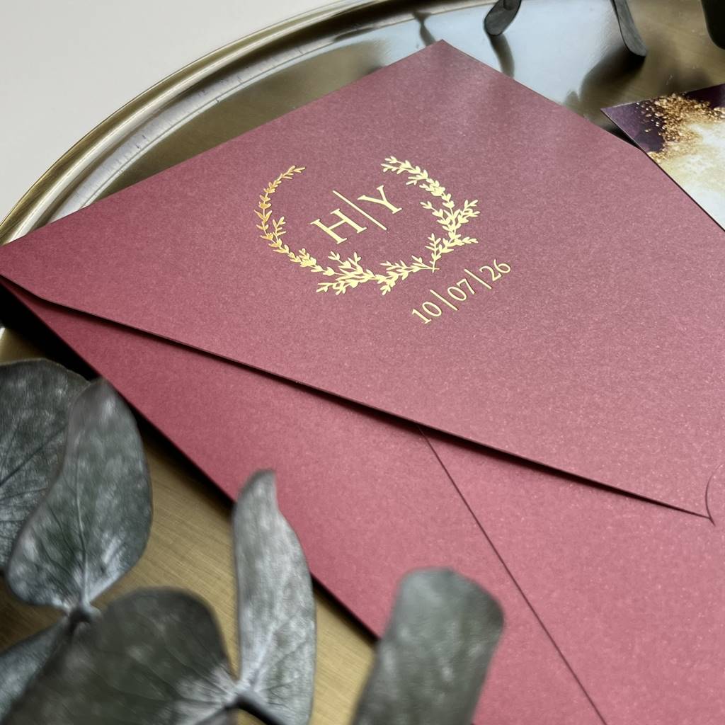 Invitation simple dans une enveloppe grise