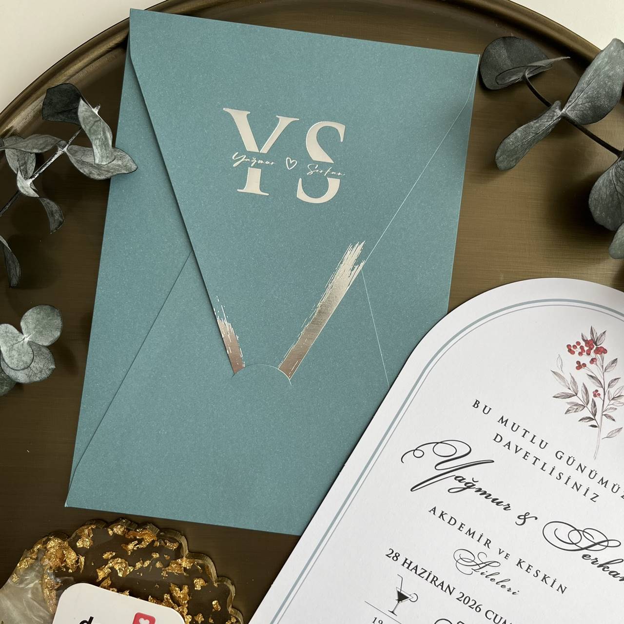 Invitation simple dans une enveloppe grise