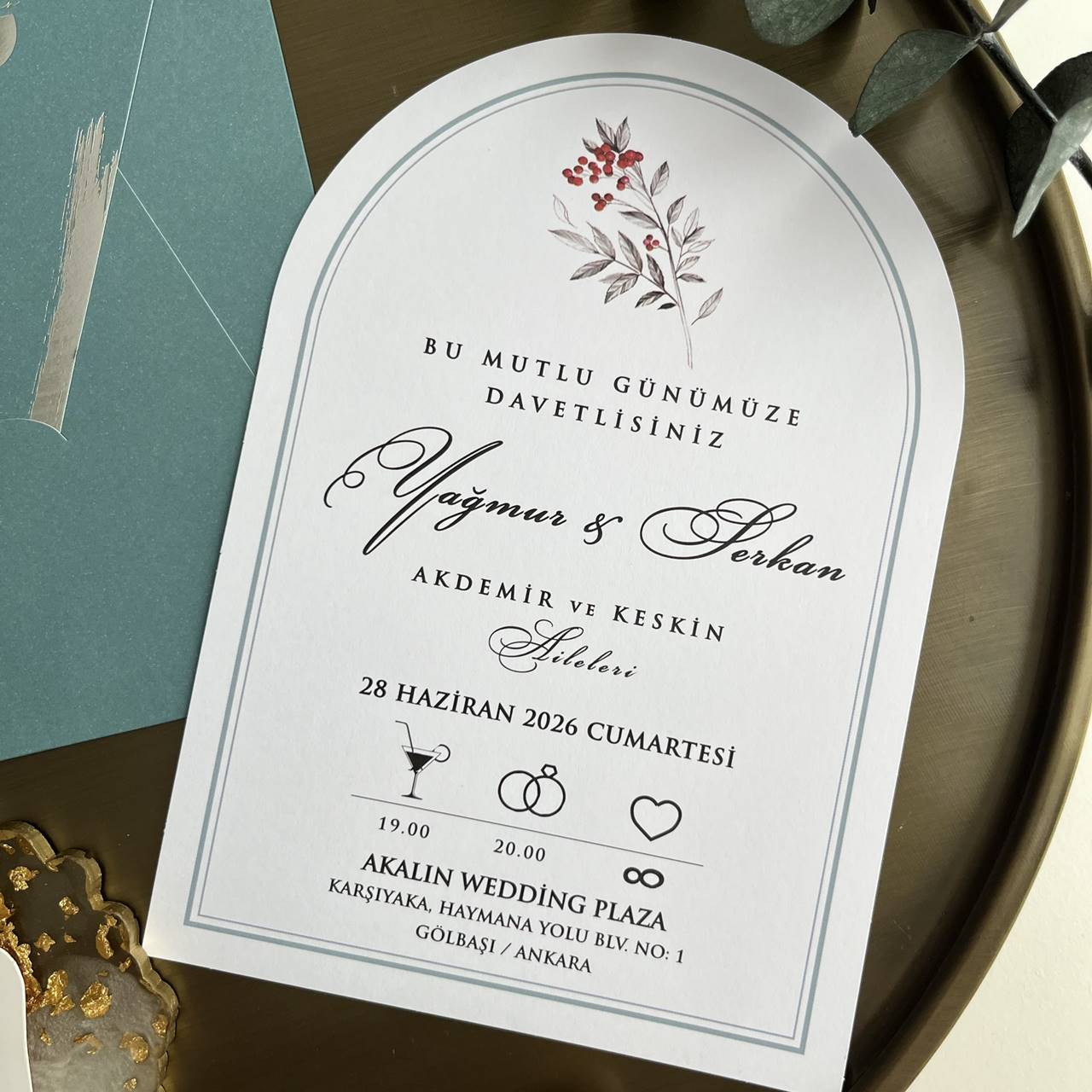 Invitation simple dans une enveloppe grise