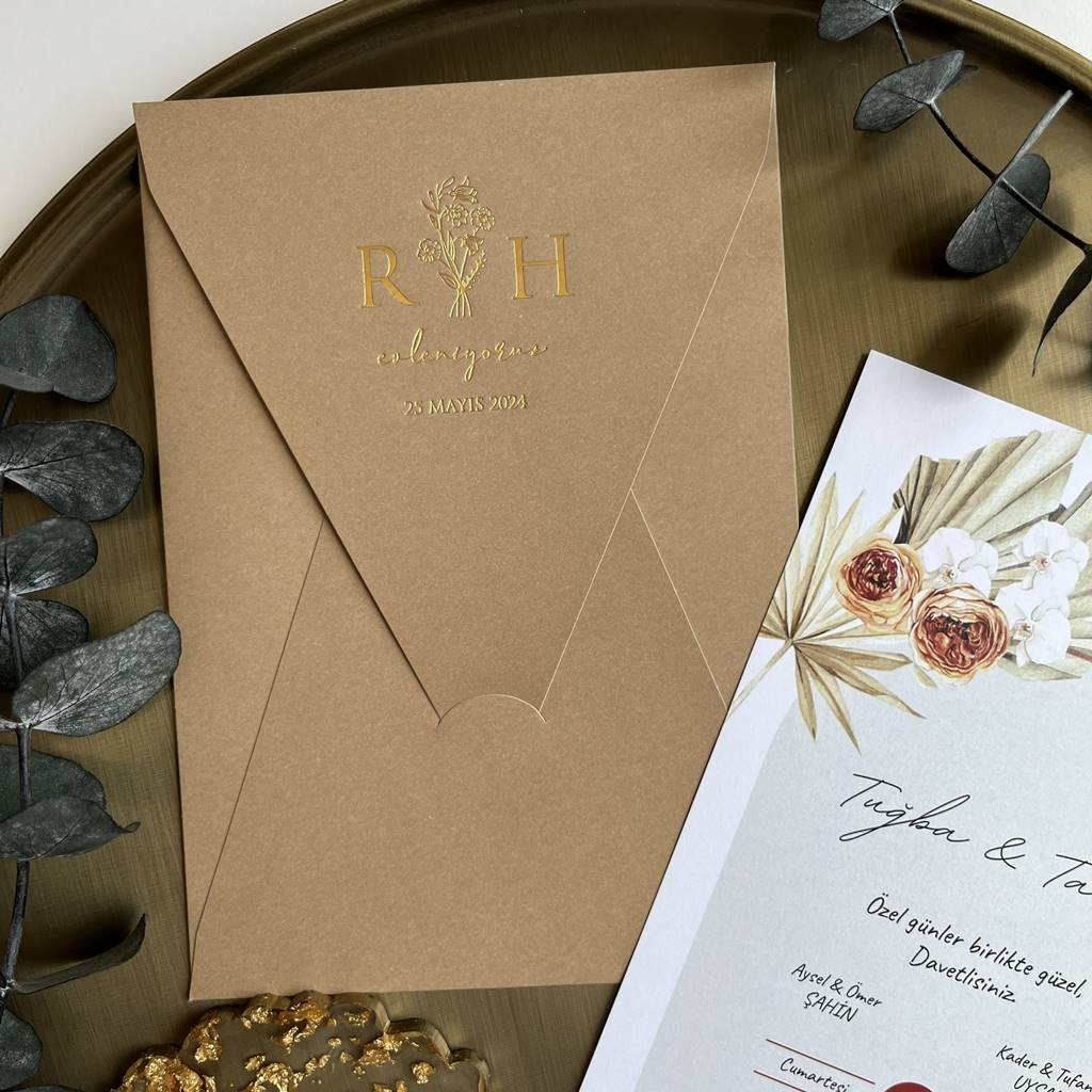 Invitation simple dans une enveloppe grise